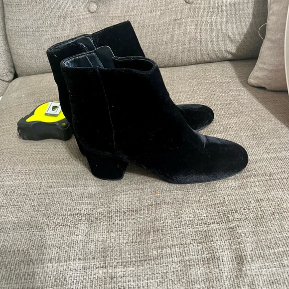 Franco Sarto Whimsygoth Black Velvet side zip ankle boots size 6.5 a no flaws - Picture 3 of 5